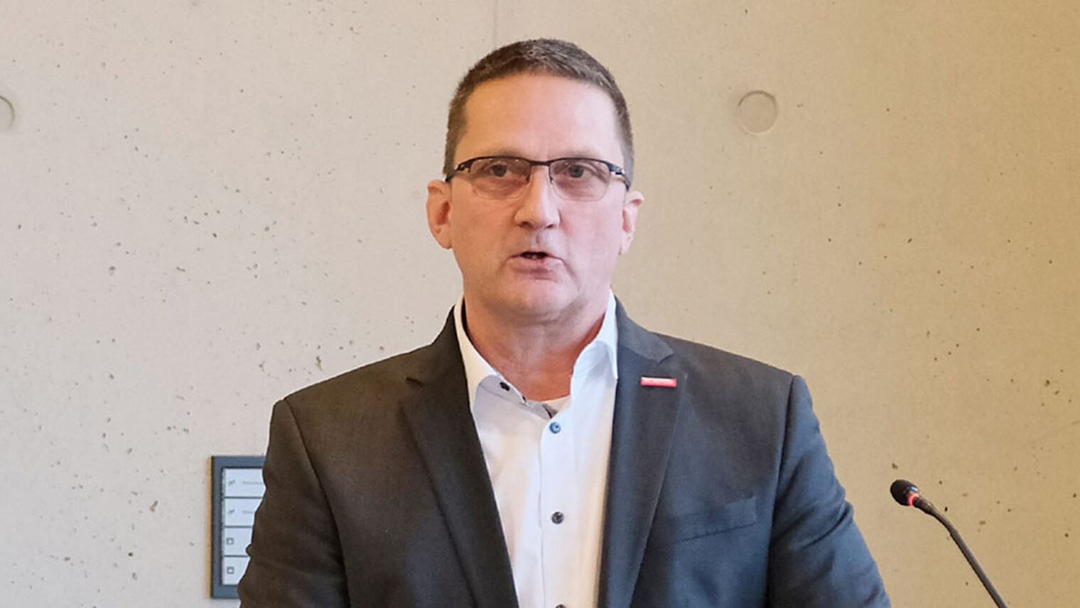 Joachim Noll hält eine Rede.