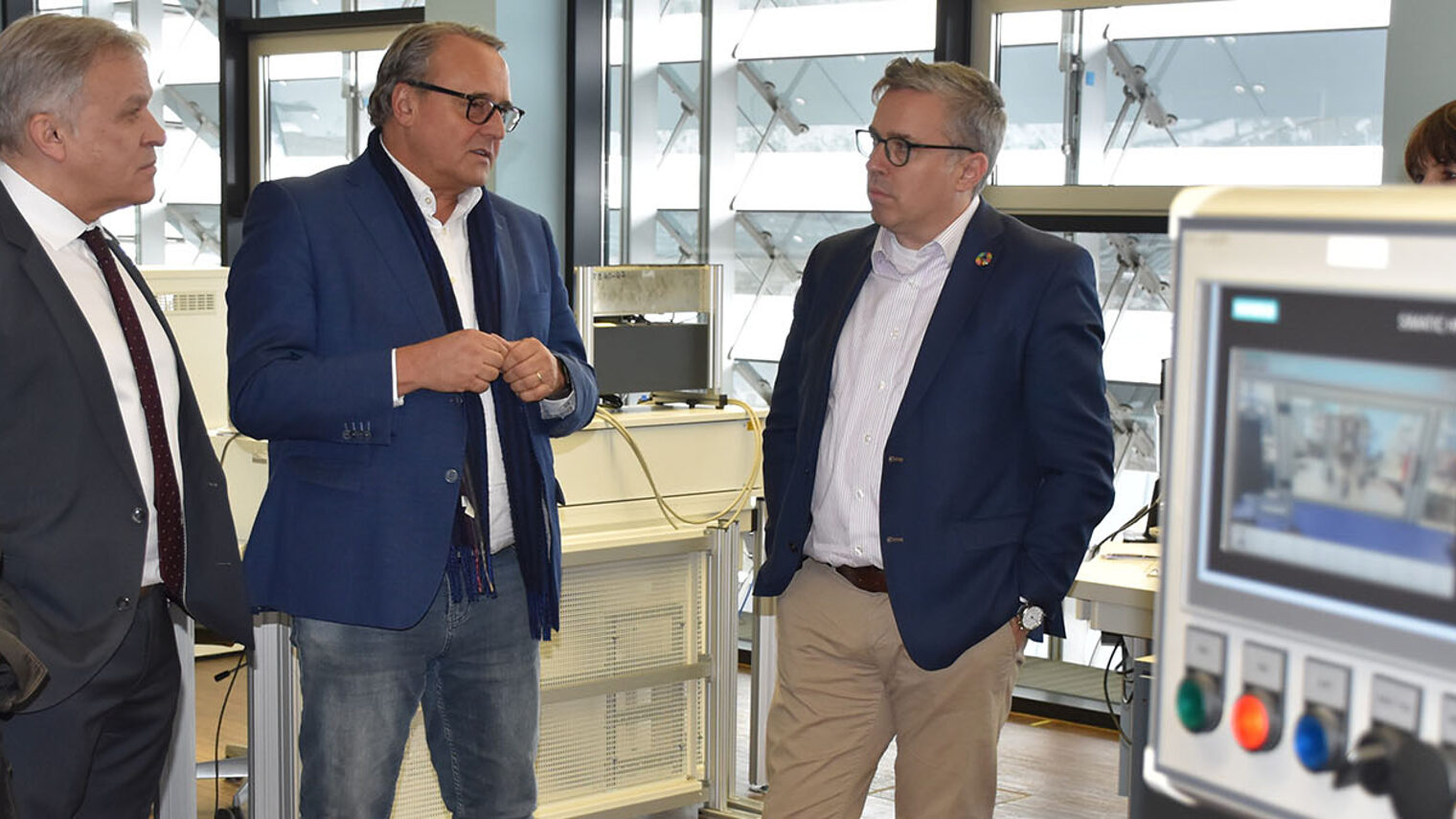 Karsten Lucke, Ralf Hellrich und Kurt Krautscheid bei einem Gespräch in einer Werkstatt des HwK-Bildungszentrums.