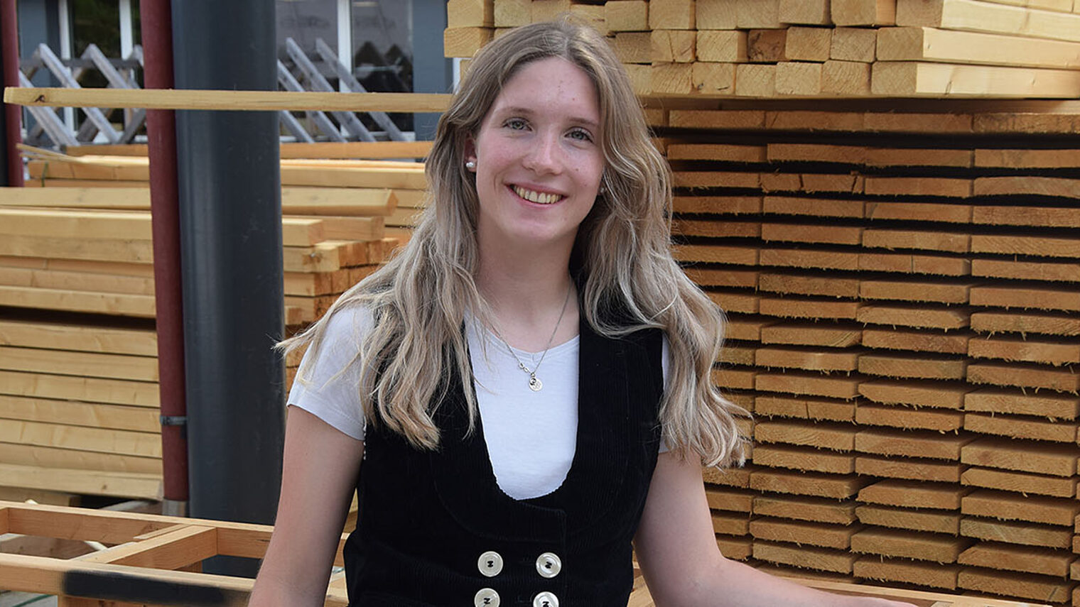 Zimmerin Julie Heimann aus Kehrig in einem Holzlager