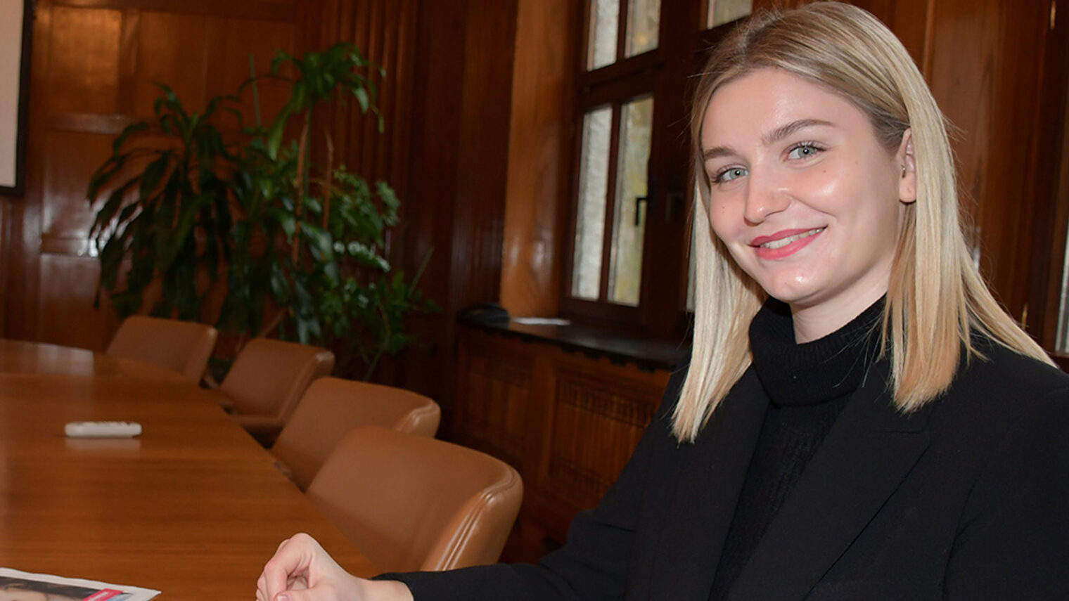 Friseurin Lea-Davida Daum lächelt in die Kamera.