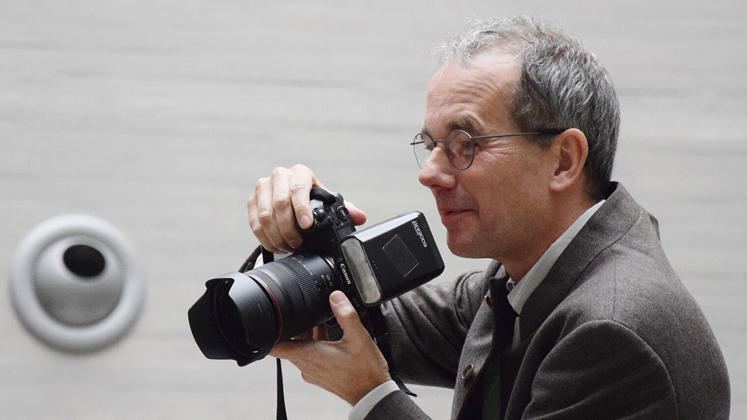 Fotografenmeister Michael Jordan richtet die Kamera zum Fotografieren aus.