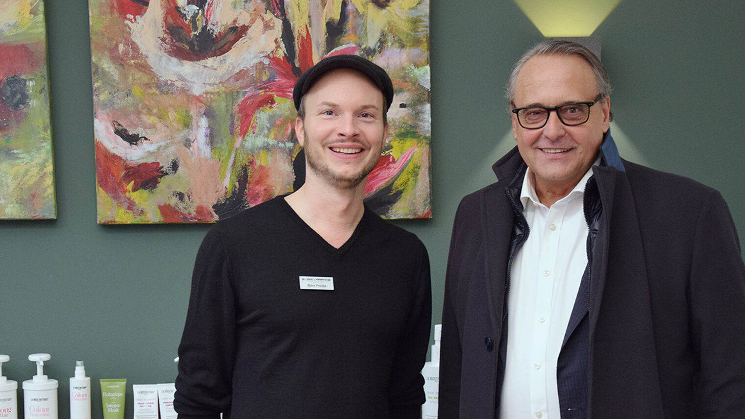 Auch der Salon von Friseurmeister Björn Franke (links) in Ahrweiler war nach der Flutkatastrophe im Sommer 2021 zerstört. Mit viel Aufwand und Liebe wurde er neu aufgebaut und eingerichtet, wovon sich auch HwK-Hauptgeschäftsführer Ralf Hellrich überzeugen konnte.