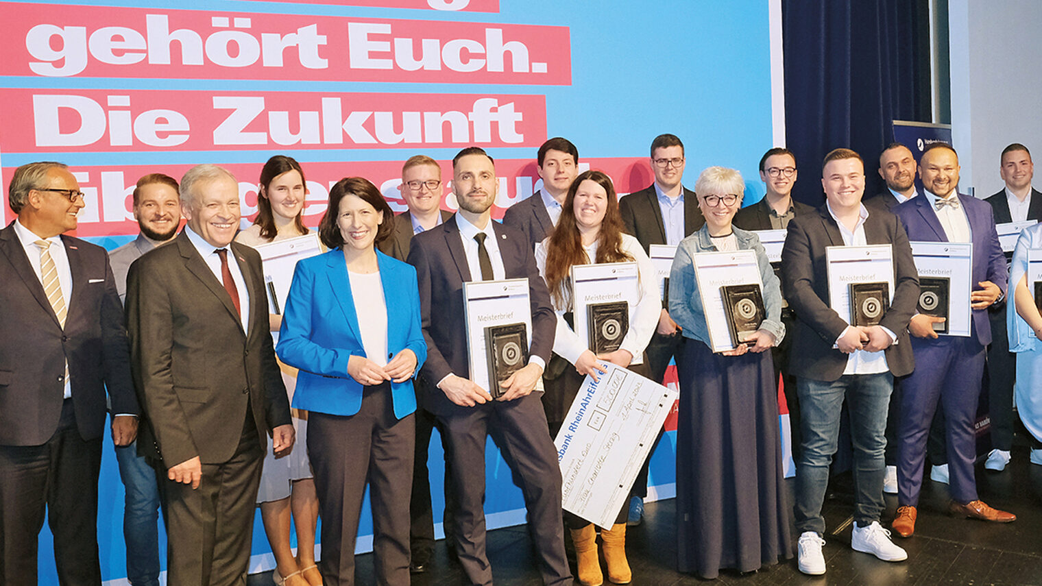 Gruppenbild der 17 Besten ihres Gewerkes