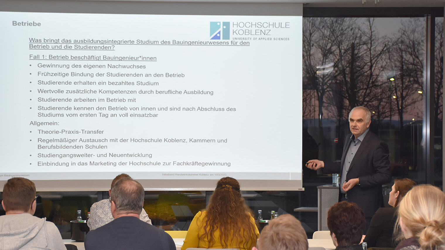 Eine Person hält eine Präsentation
