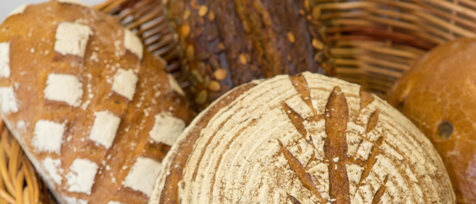 verschiedene Brotsorten in einem Korb verschiedene Brotsorten in einem Korb