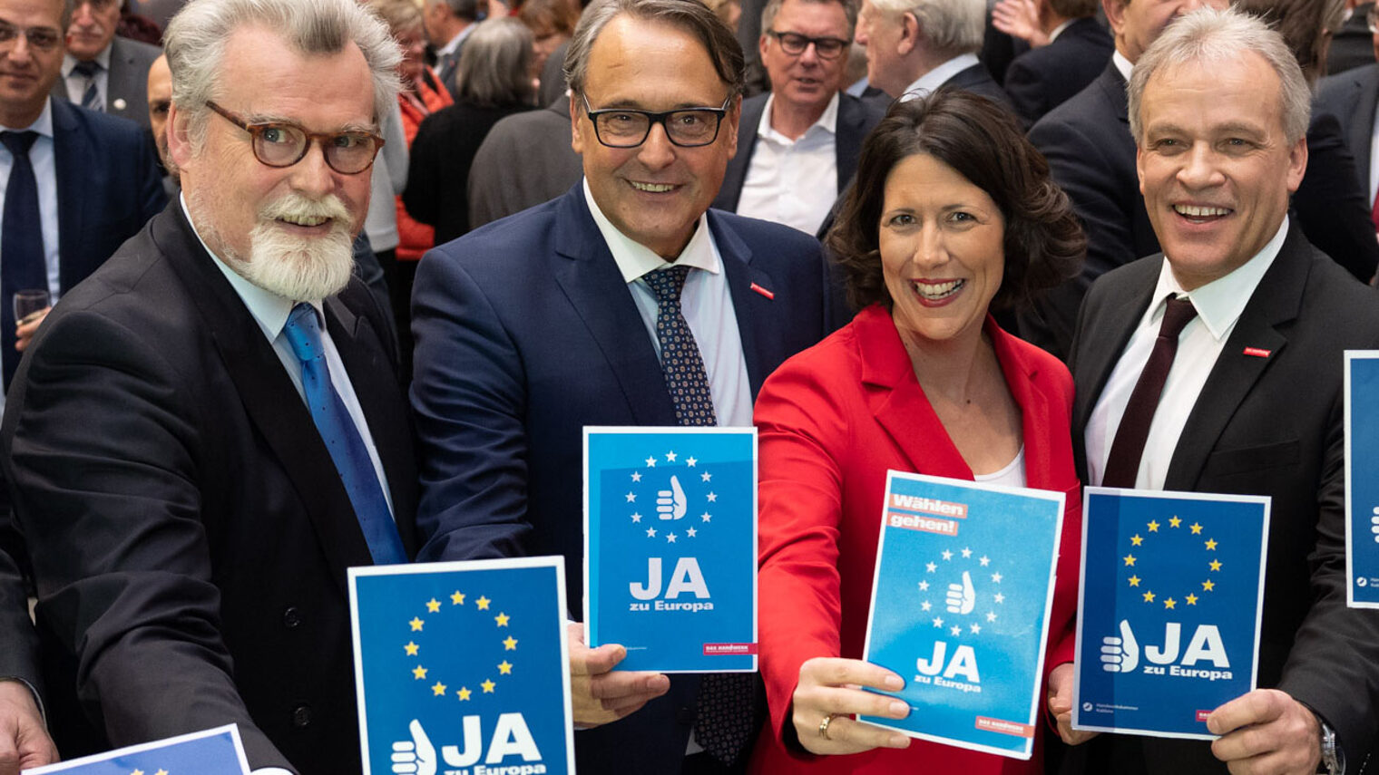 Herbert Mertin, Ralf Hellrich, Daniela Schmitt, Kurt Krautscheid halten einen Flyer mit der Aufschrift "JA zu Europa" hoch.