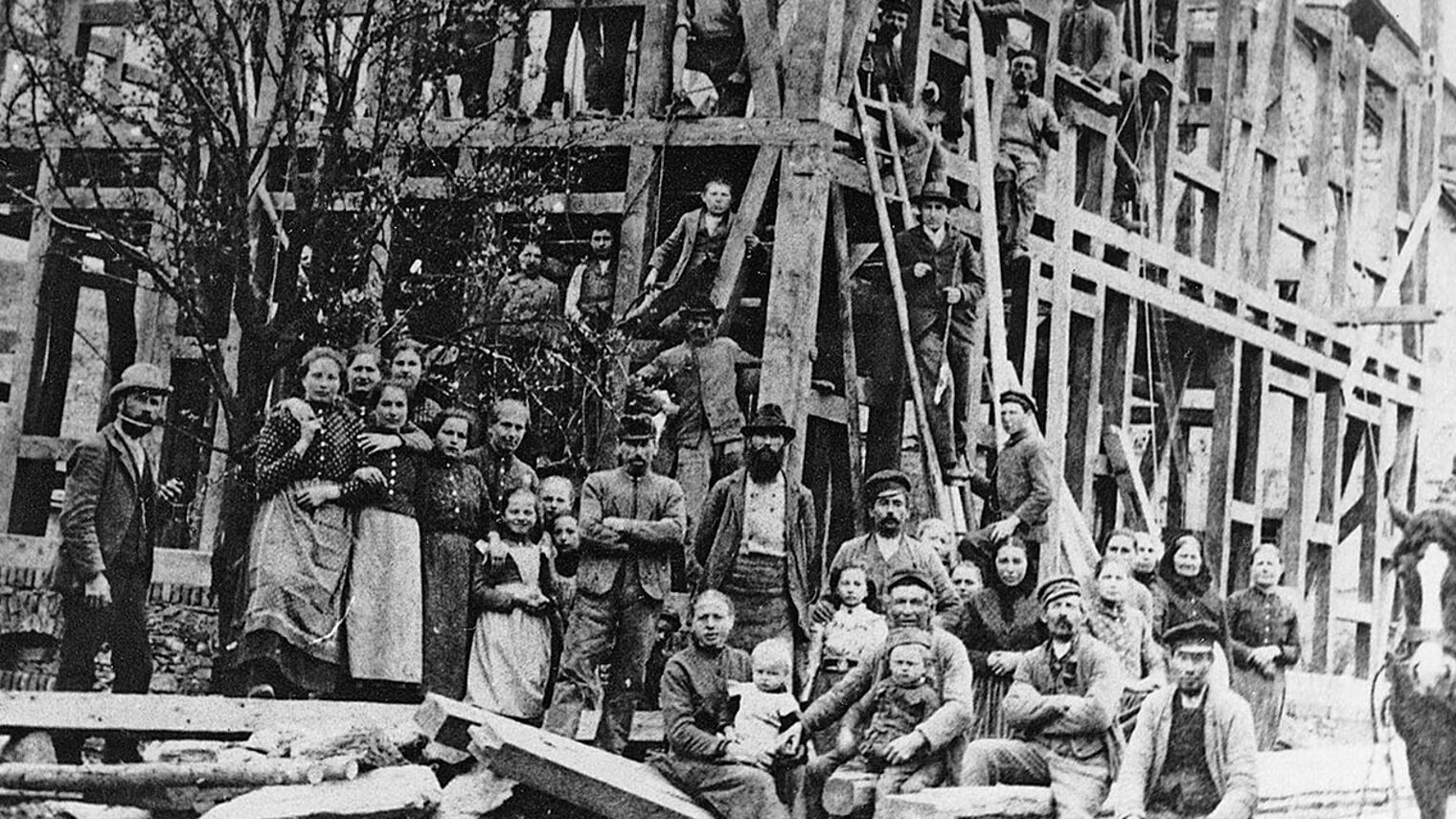 historisches Foto: Bau eines Fachwerkshauses