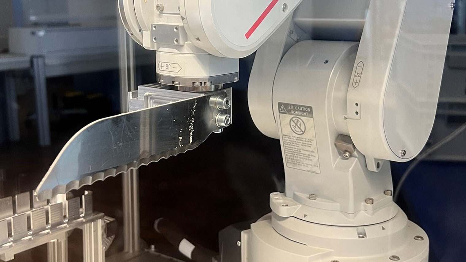 Roboterarm, der Kuchenstücke schneiden kann