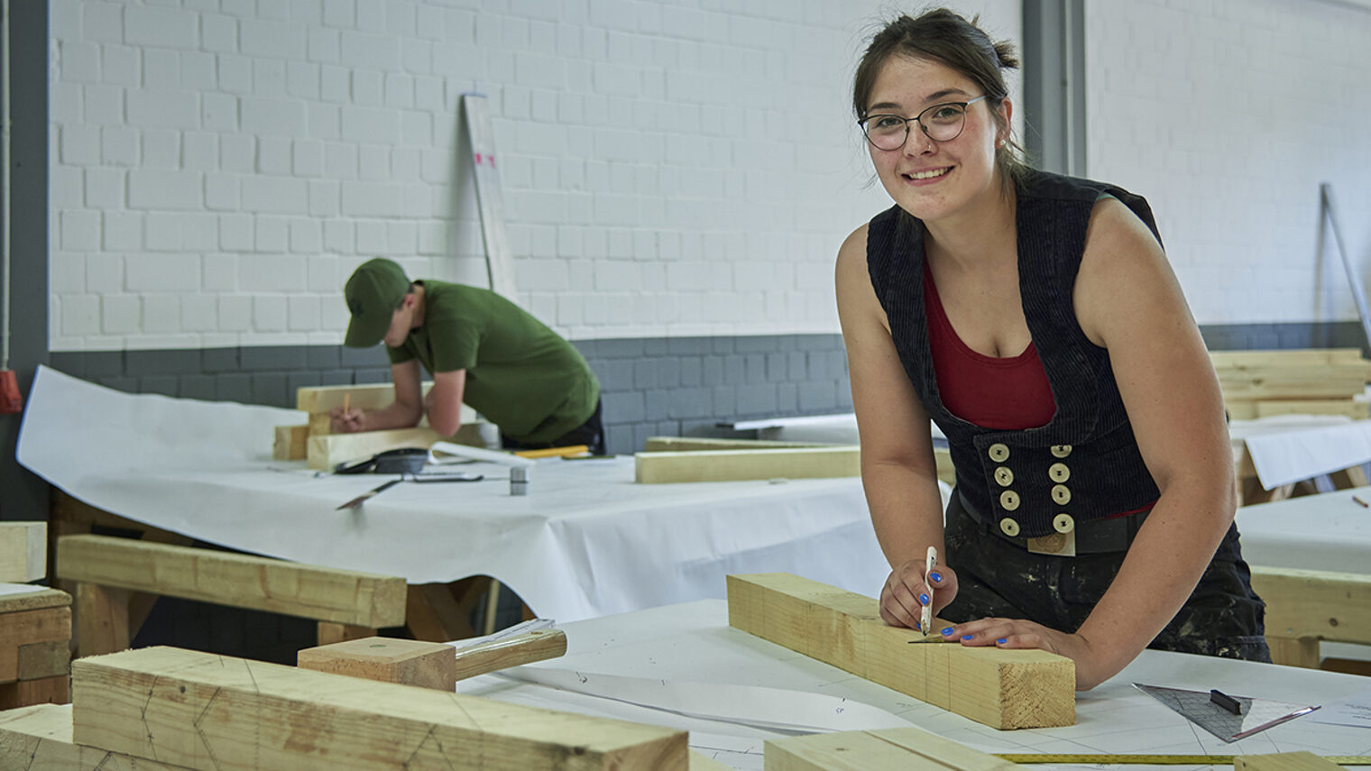Eine Person arbeitet an Holz