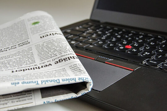 Zeitung und Laptop