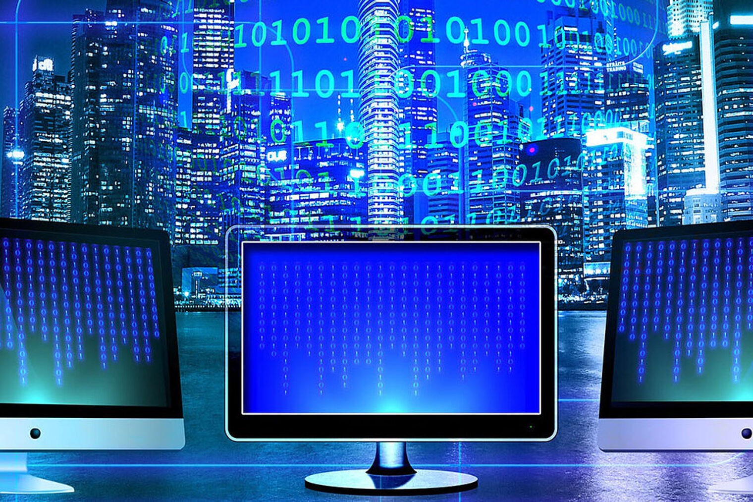 Drei Computer Monitore