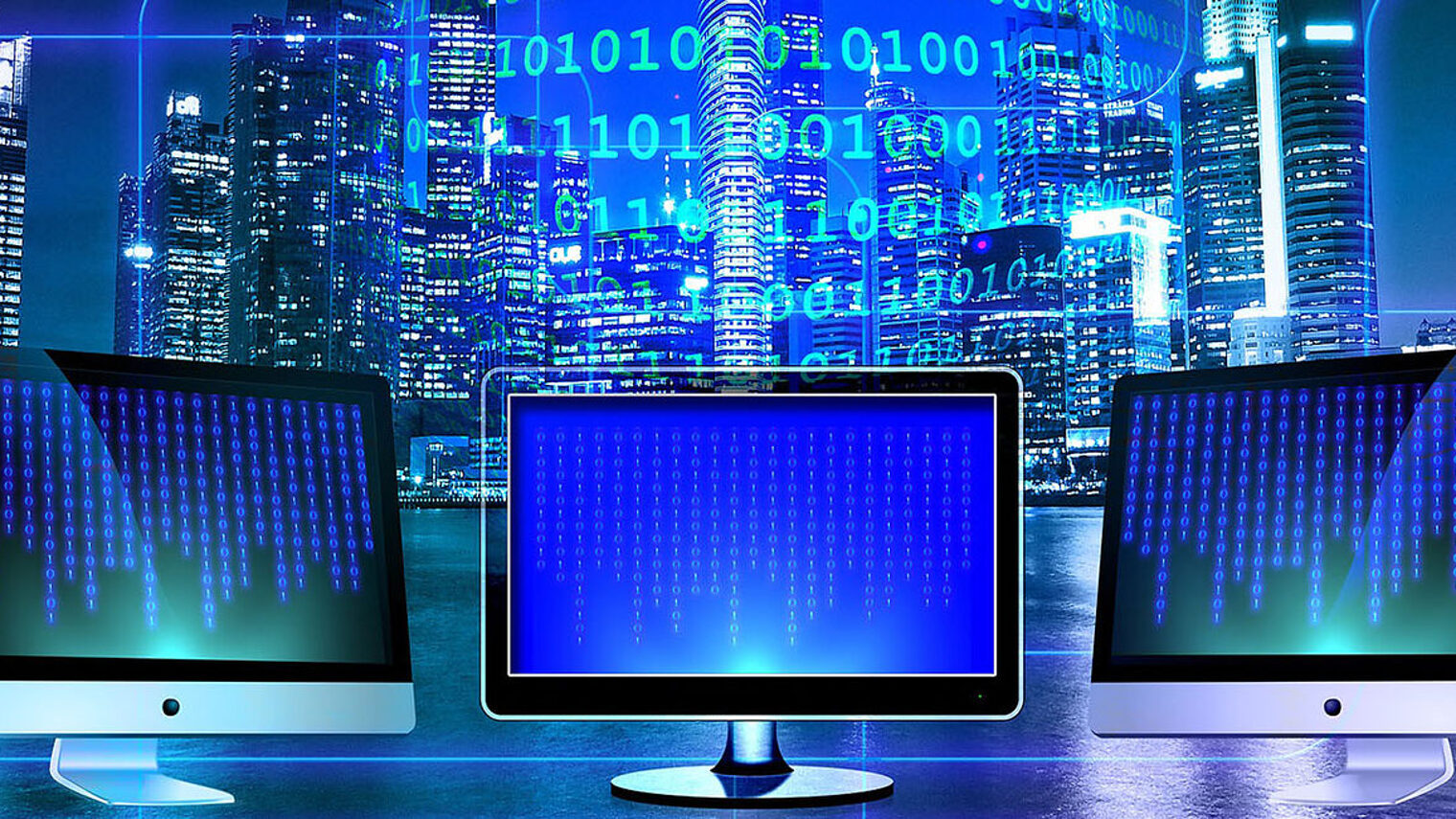 Drei Computer Monitore
