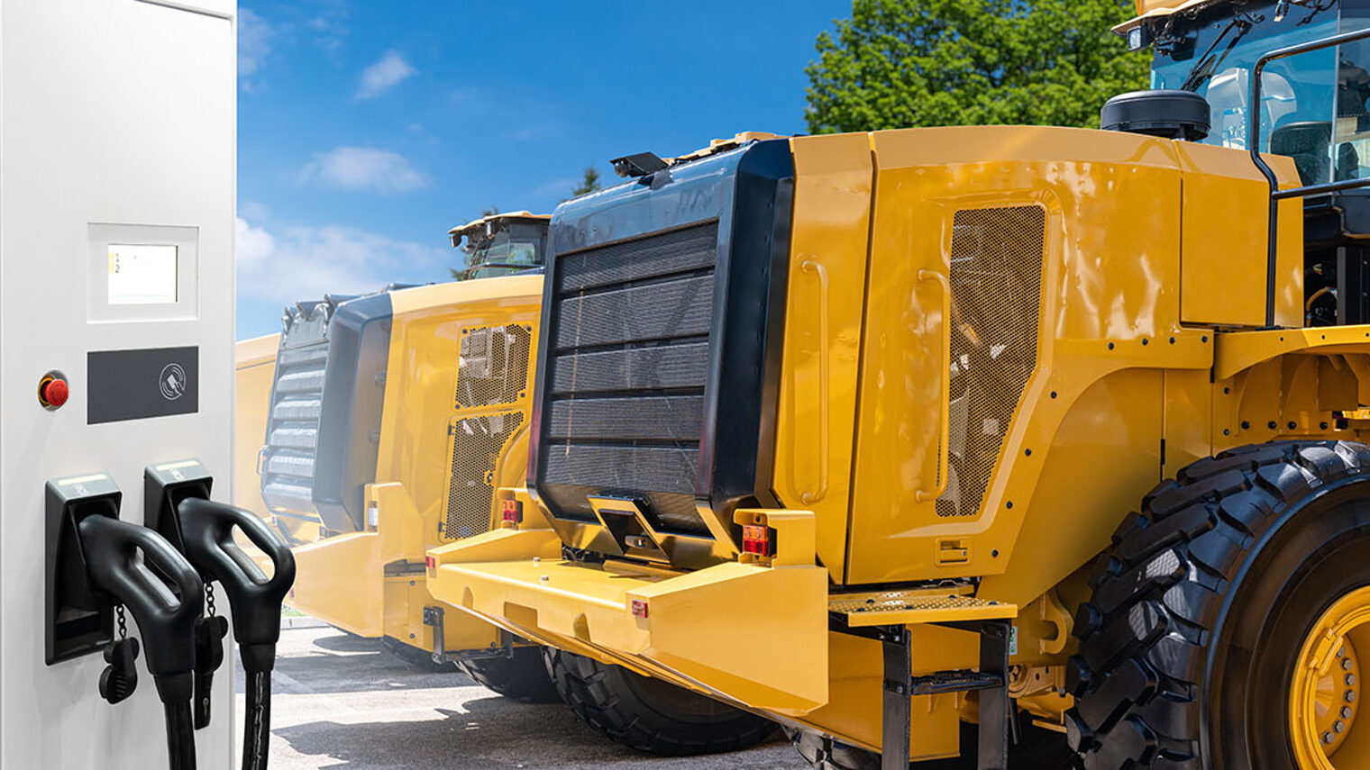 Baumaschine an einer Ladestation