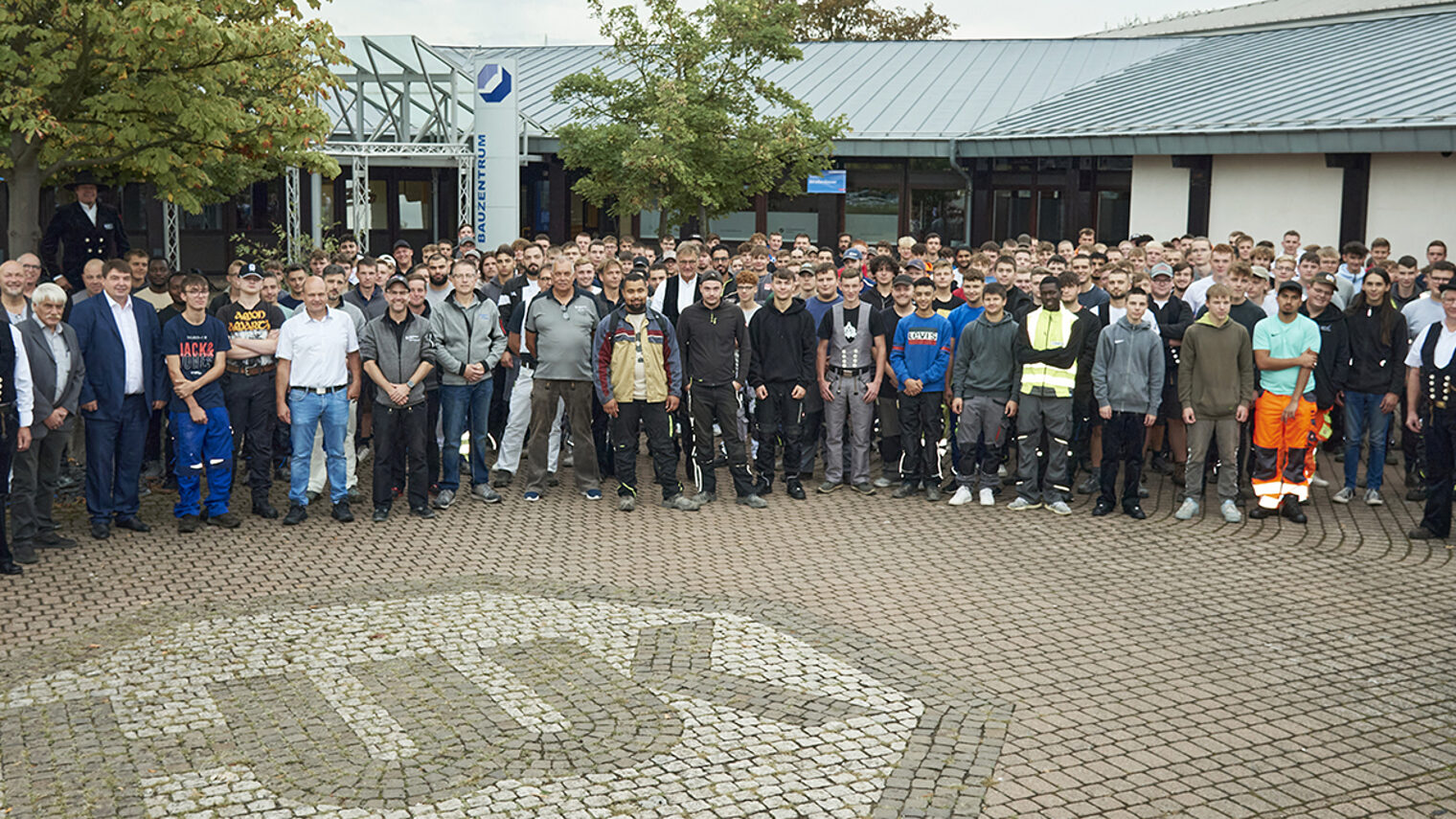Gruppenfoto vor dem Berufsbildungszentrum Bad Kreuznach