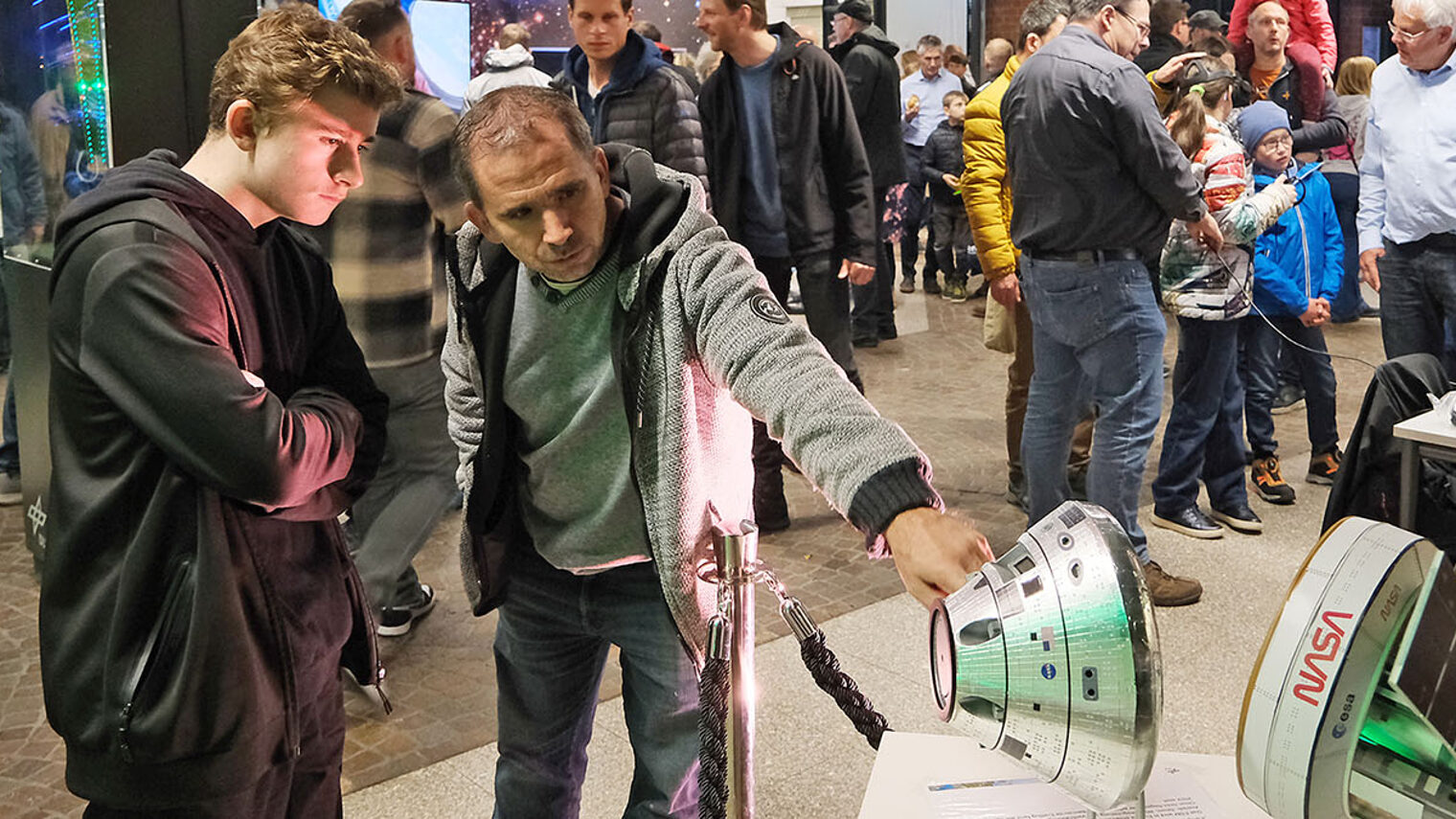 Besucher der "Nacht der Technik"