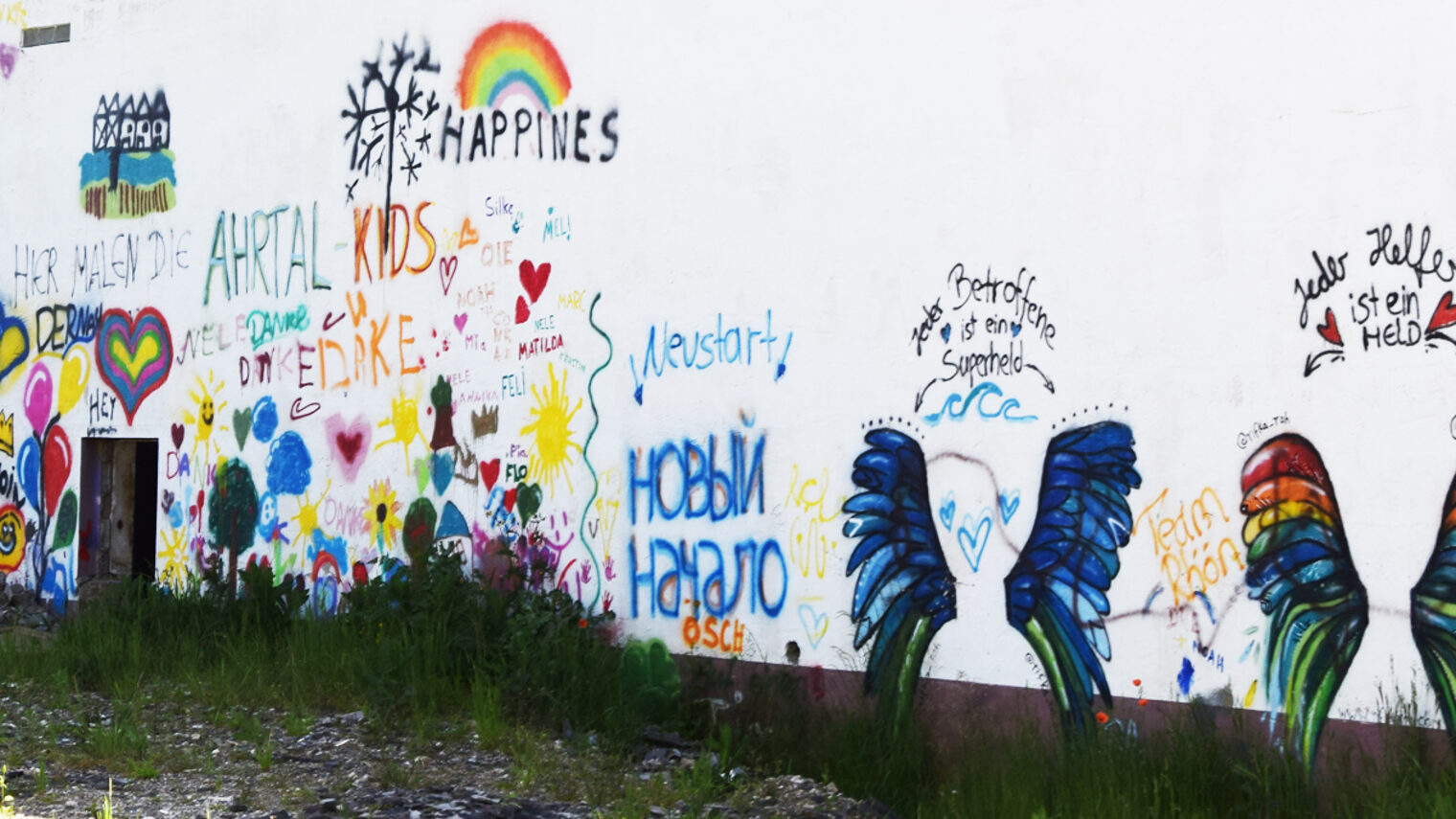 Mit Graffitis verzierte Hauswand