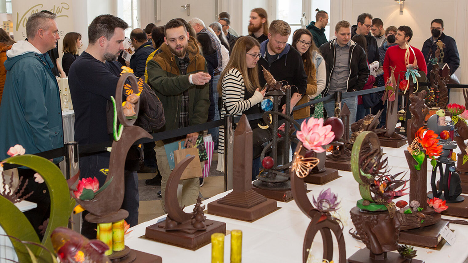 Staunende Besucher vor den Ausstellungsstücken im Wettbewerb "Freestyle" beim Championnat du Chocolat. 
