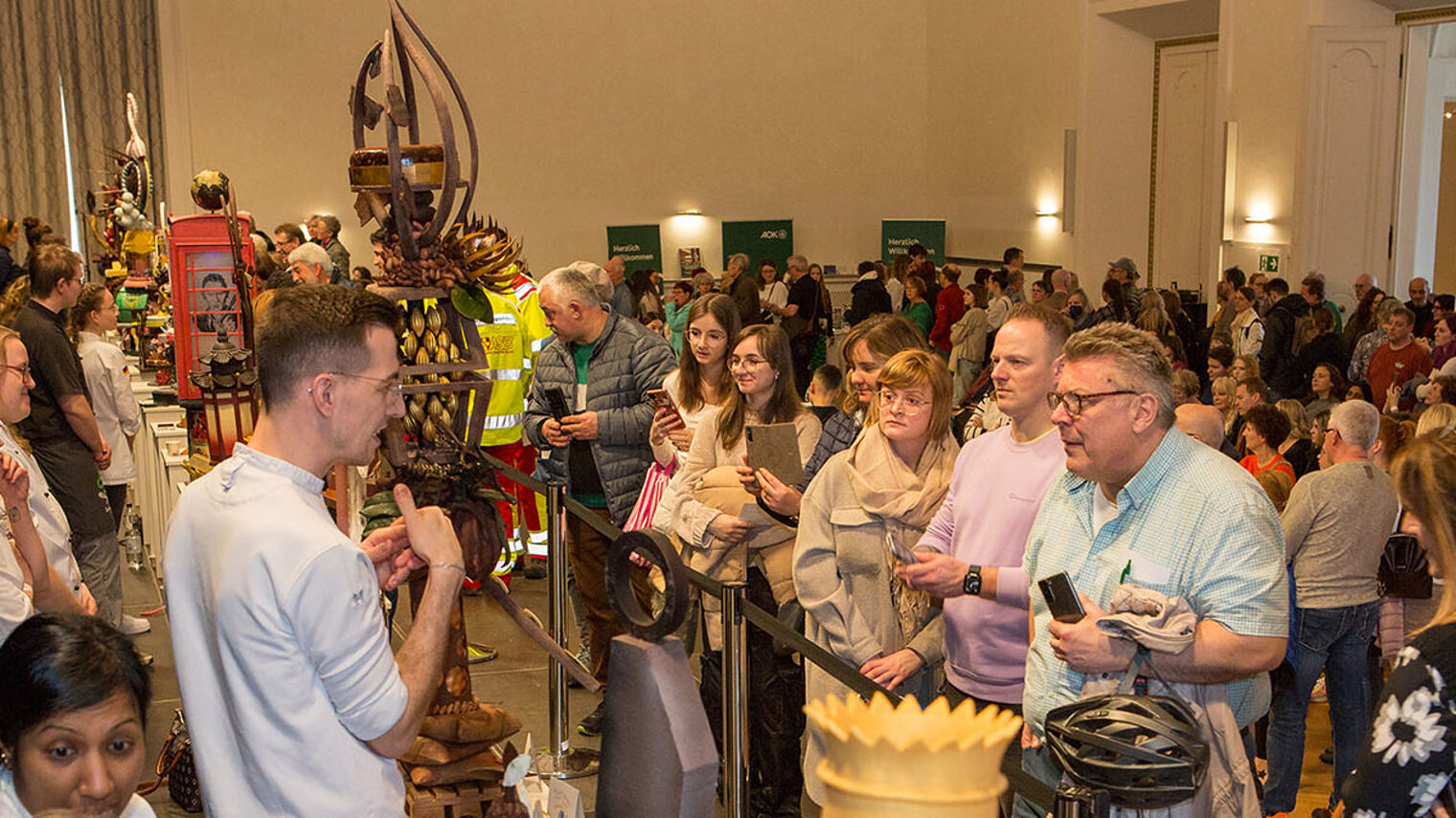 Staunende Besucher vor den Ausstellungsstücken im Wettbewerb „Artistik“ beim Championnat du Chocolat. 