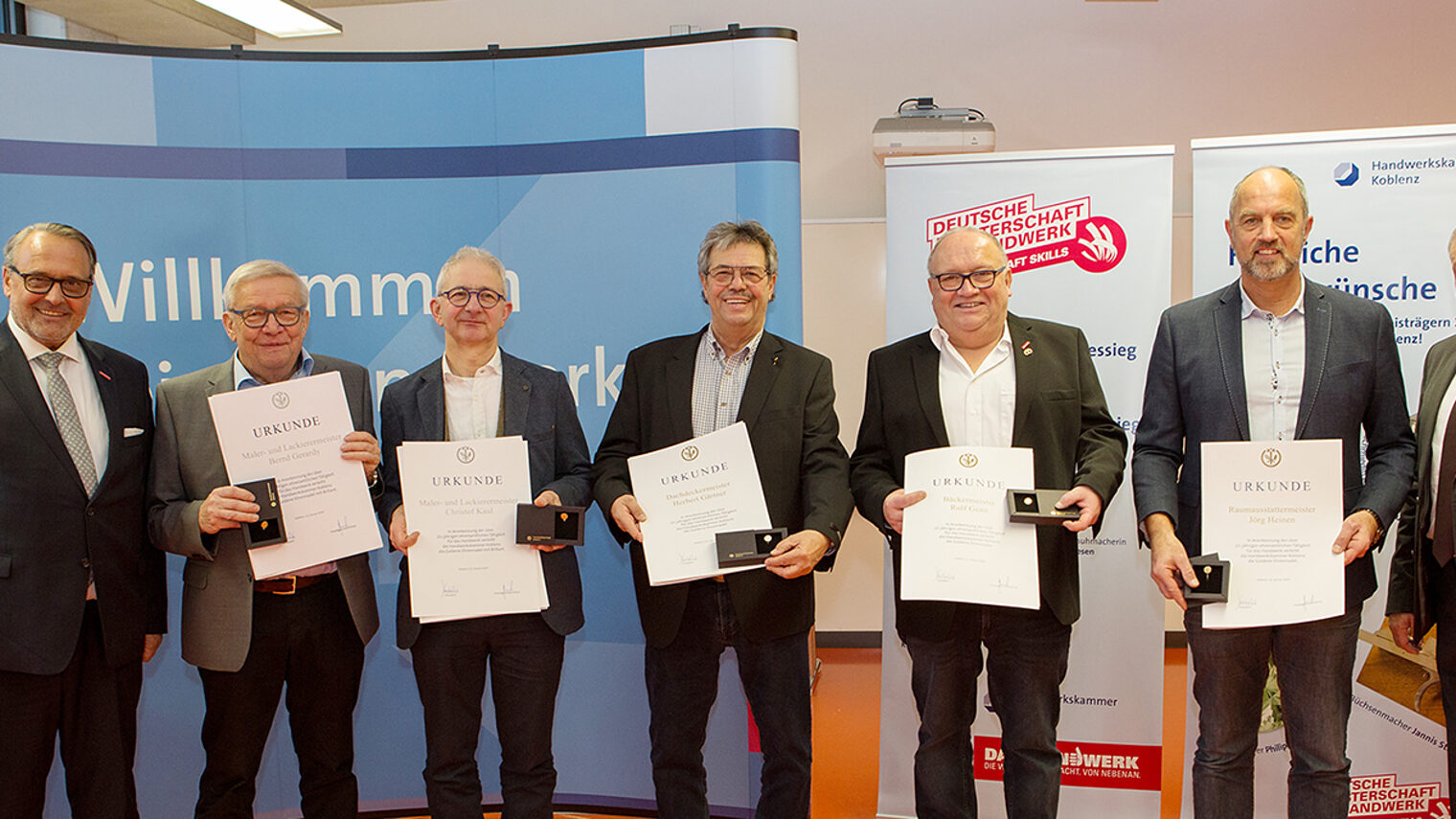 Gruppenbild anlässlich der feierlichen Vergabe der Ehrennadeln
