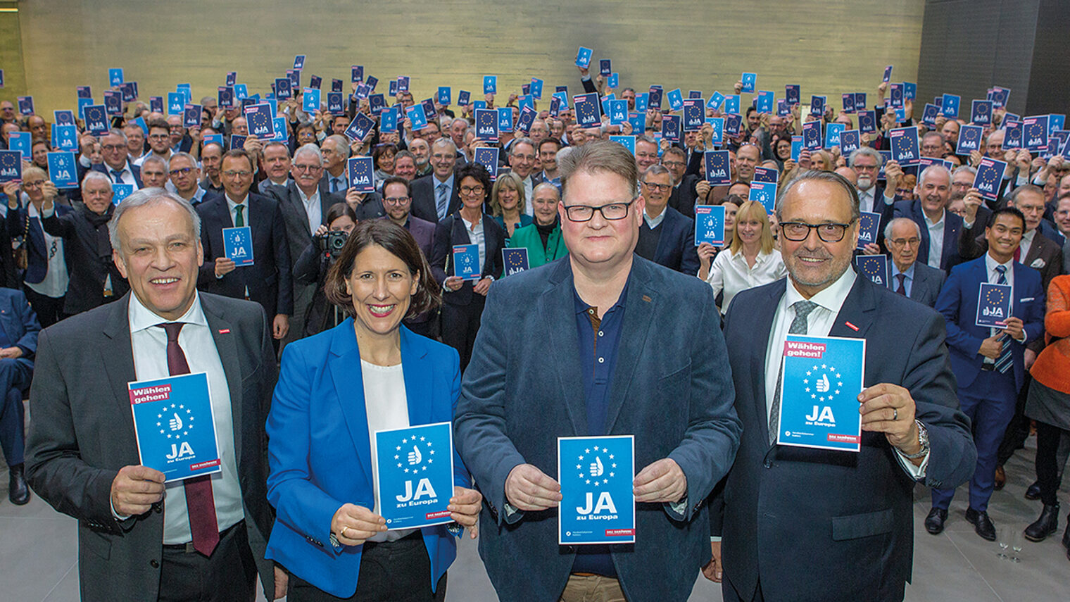Kurt Krautscheid, Daniela Schmitt, Ralf Seekatz und Ralf Hellrich halten Schilder mit der Botschaft „Ja zu Europa“ in die Höhe