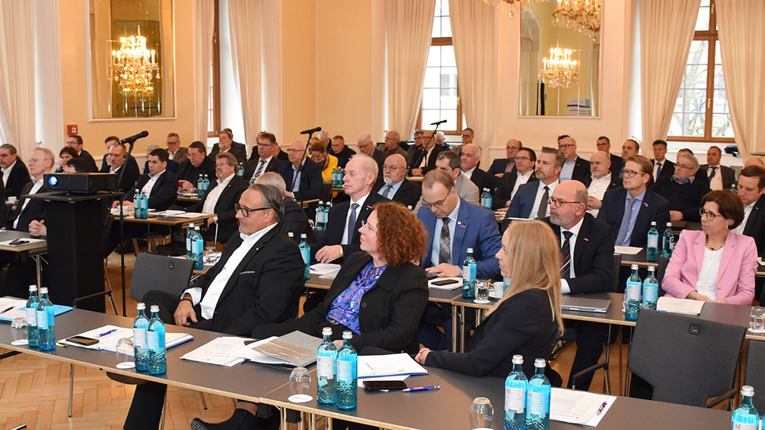 Die Teilnehmer der Landeshandwerkskonferenz im Spiegelsaal des Kurfürstlichen Schlosses in Mainz.