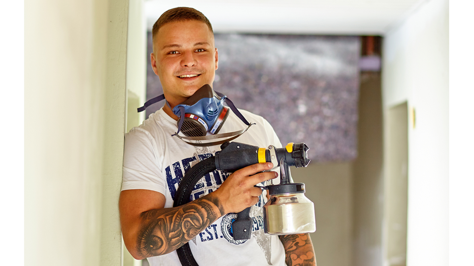 Maler- und Lackierermeister Artur Artjukevic aus Büchenbeuren präsentiert sich beim Shooting zum Power People Kalender 2024.