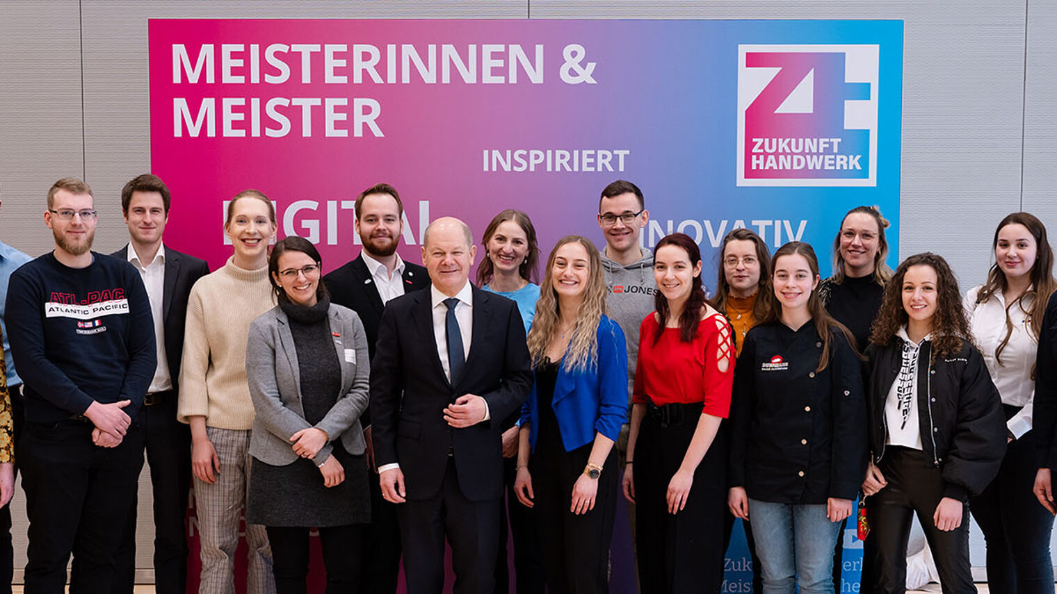 Gruppenbild von jungen Spitzenhandwerkerinnen und -handwerkern aus ganz Deutschland gemeinsam mit Olaf Scholz. 