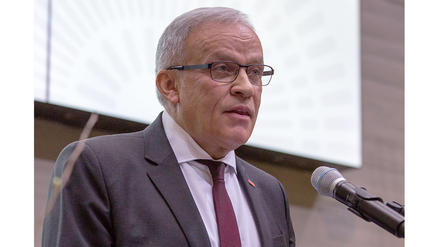 Kurt Krautscheid hält eine Rede. 