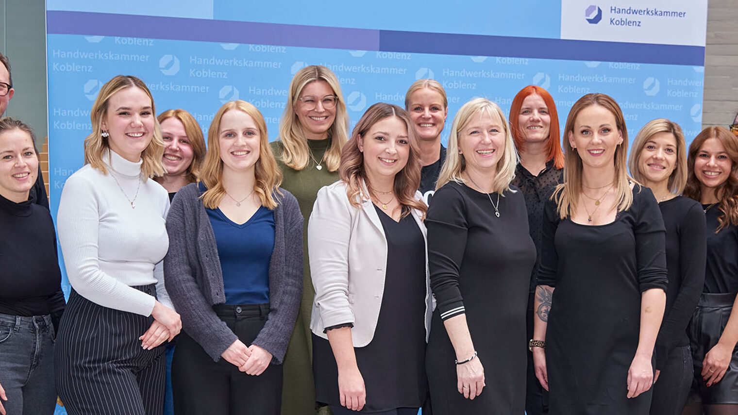 Gruppenbild mit den Absolventen, Modellen und Prüfern. 
