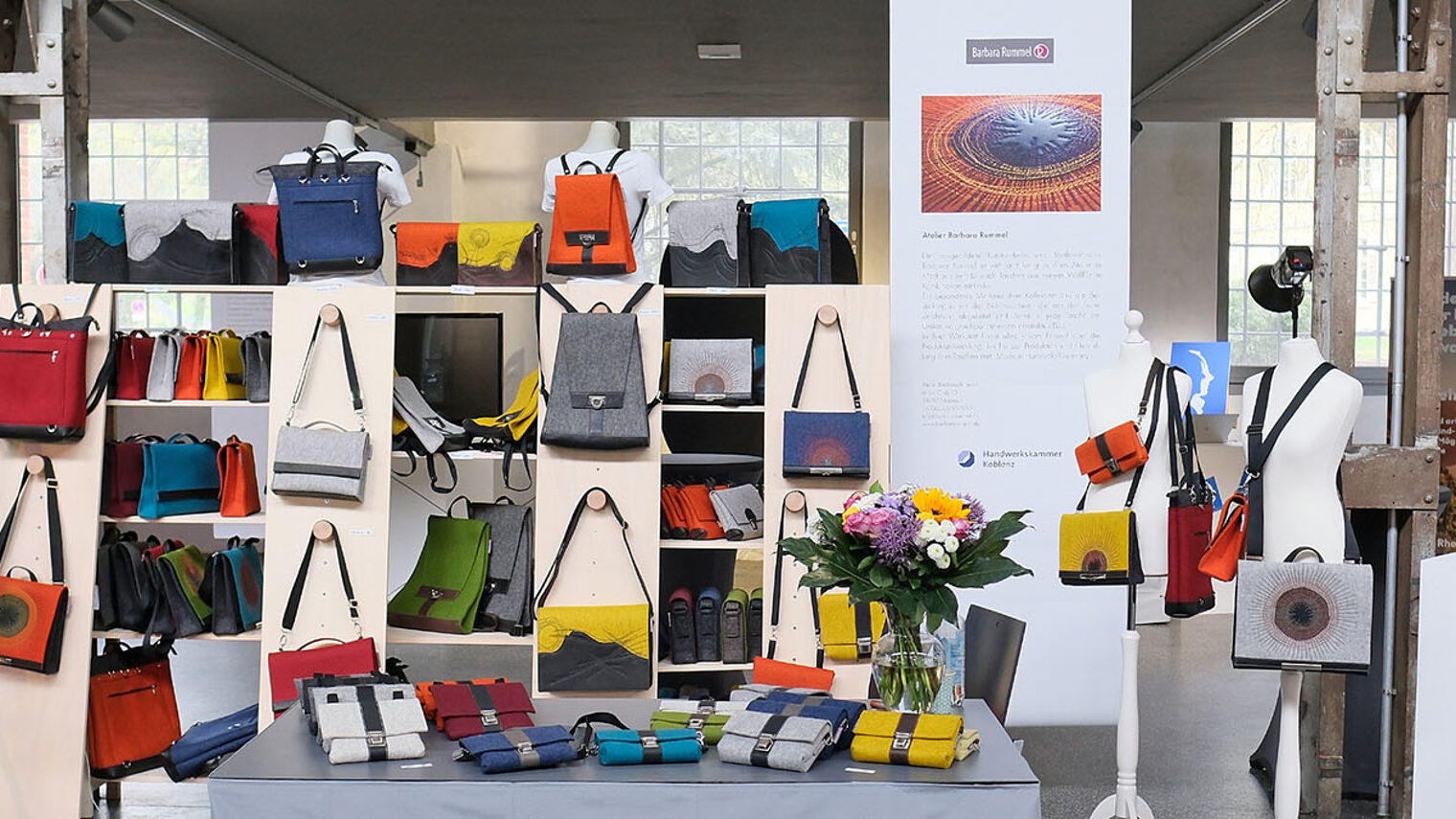 Ein Stand mit handgefertigten Taschen und Rucksäcken, sowie Keramiken. 