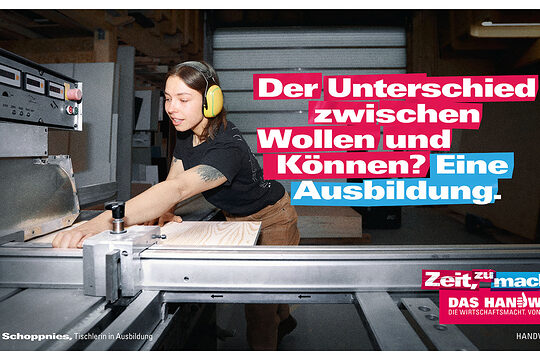 Plakat der Imagekampagne. Tischlerin beim Sägen. Schriftzug: Der Unterschied zwischen Wollen und Können? Eine Ausbildung.