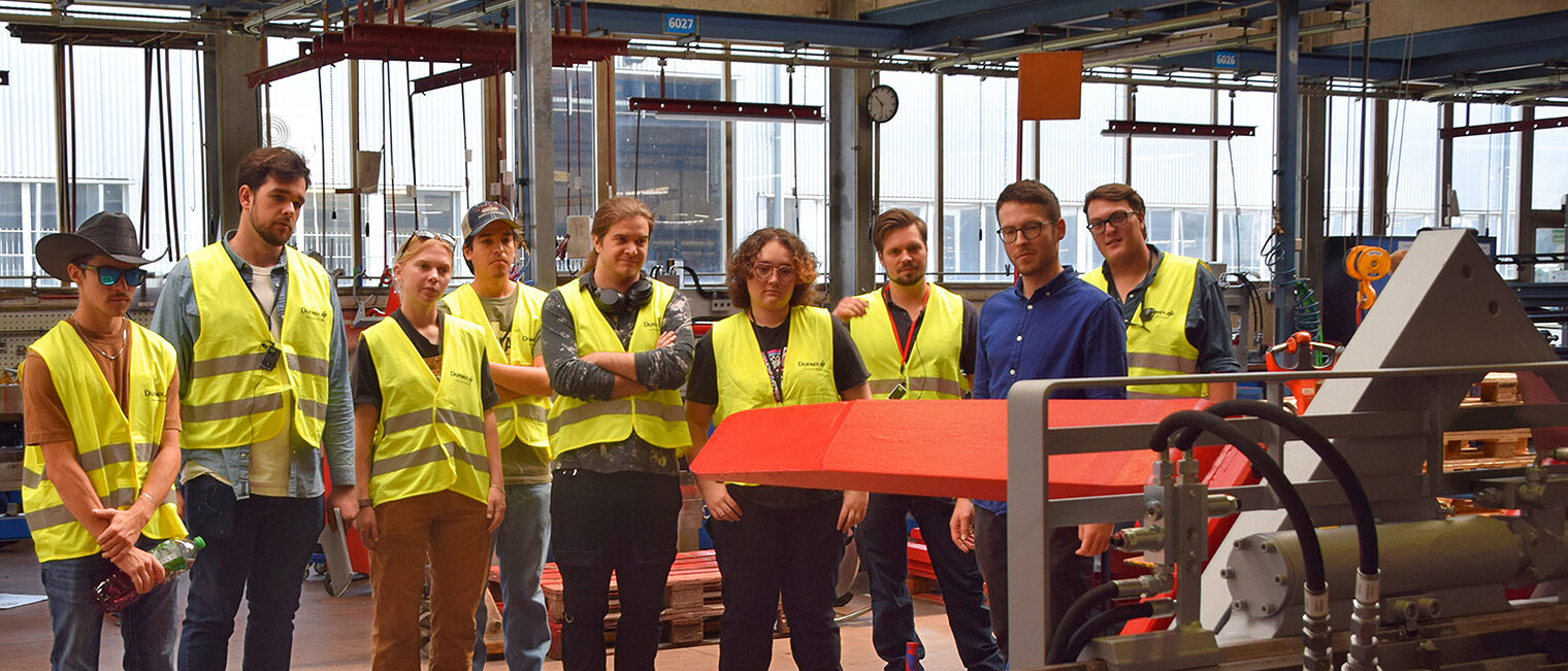 Gruppenbild in den Produktionsanlagen der Durwen Maschinenbau GmbH Gruppenbild in den Produktionsanlagen der Durwen Maschinenbau GmbH