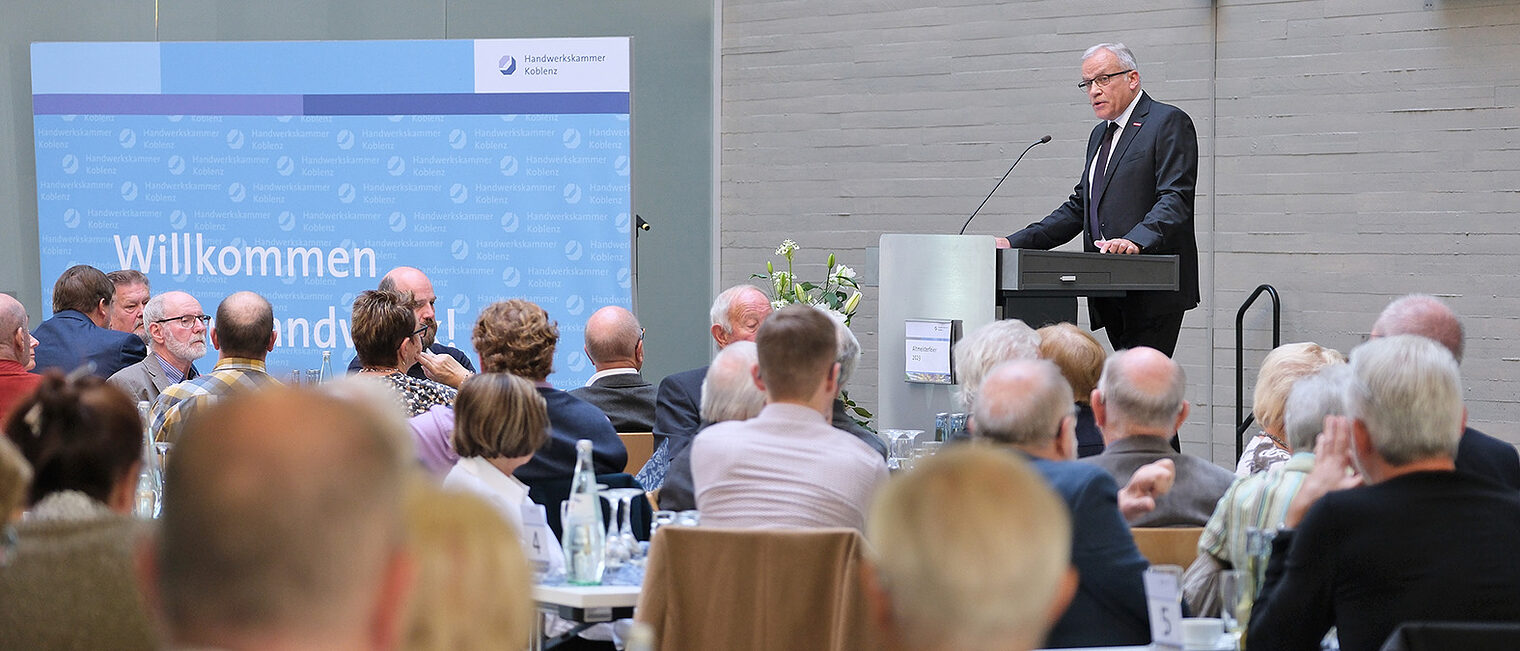 HwK-Präsident Kurt Krautscheid hält bei der Altmeisterfeier eine Rede. HwK-Präsident Kurt Krautscheid hält bei der Altmeisterfeier eine Rede.