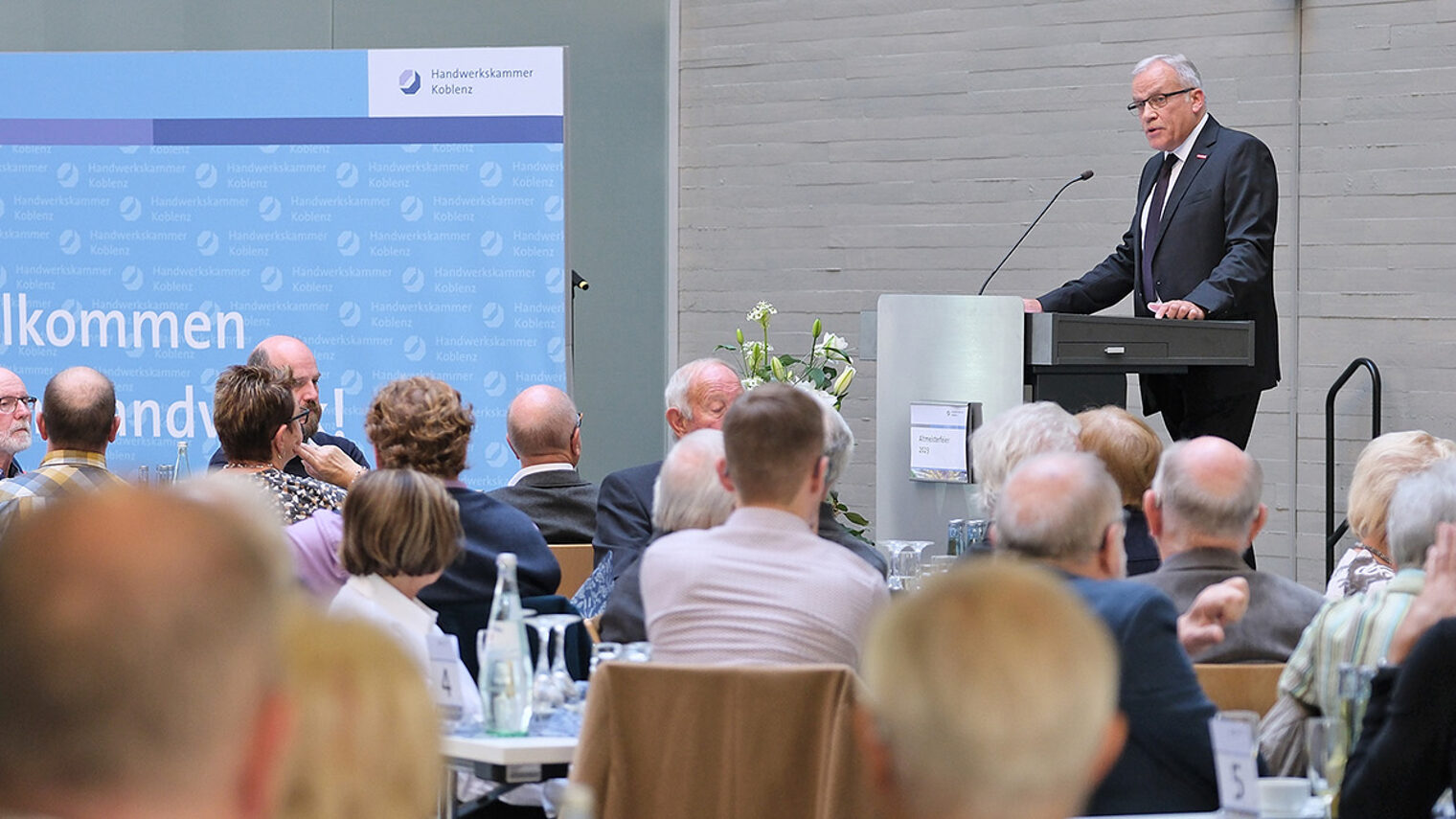 HwK-Präsident Kurt Krautscheid hält bei der Altmeisterfeier eine Rede.