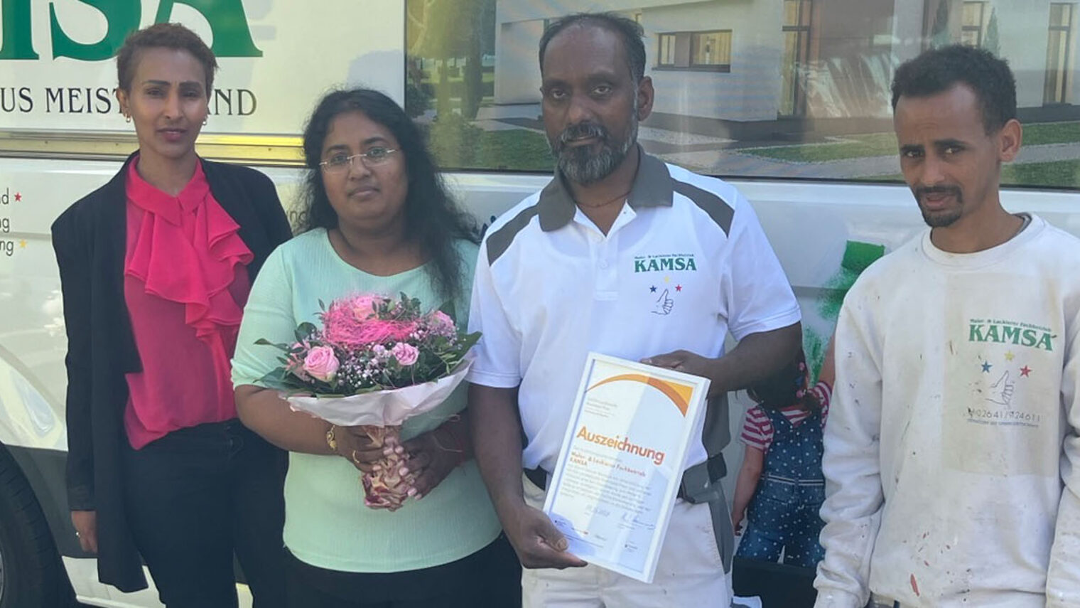 Mizan Hailu, das Ehepaar Sivasuresh und Samuel Berhane bei der Urkundenübergabe