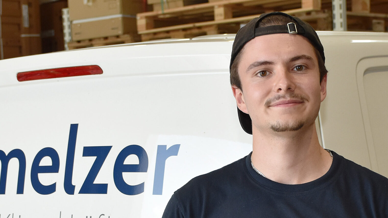 Kreyton Wusch vor einem Auto der Melzer Kälte Klima Lüftung GmbH