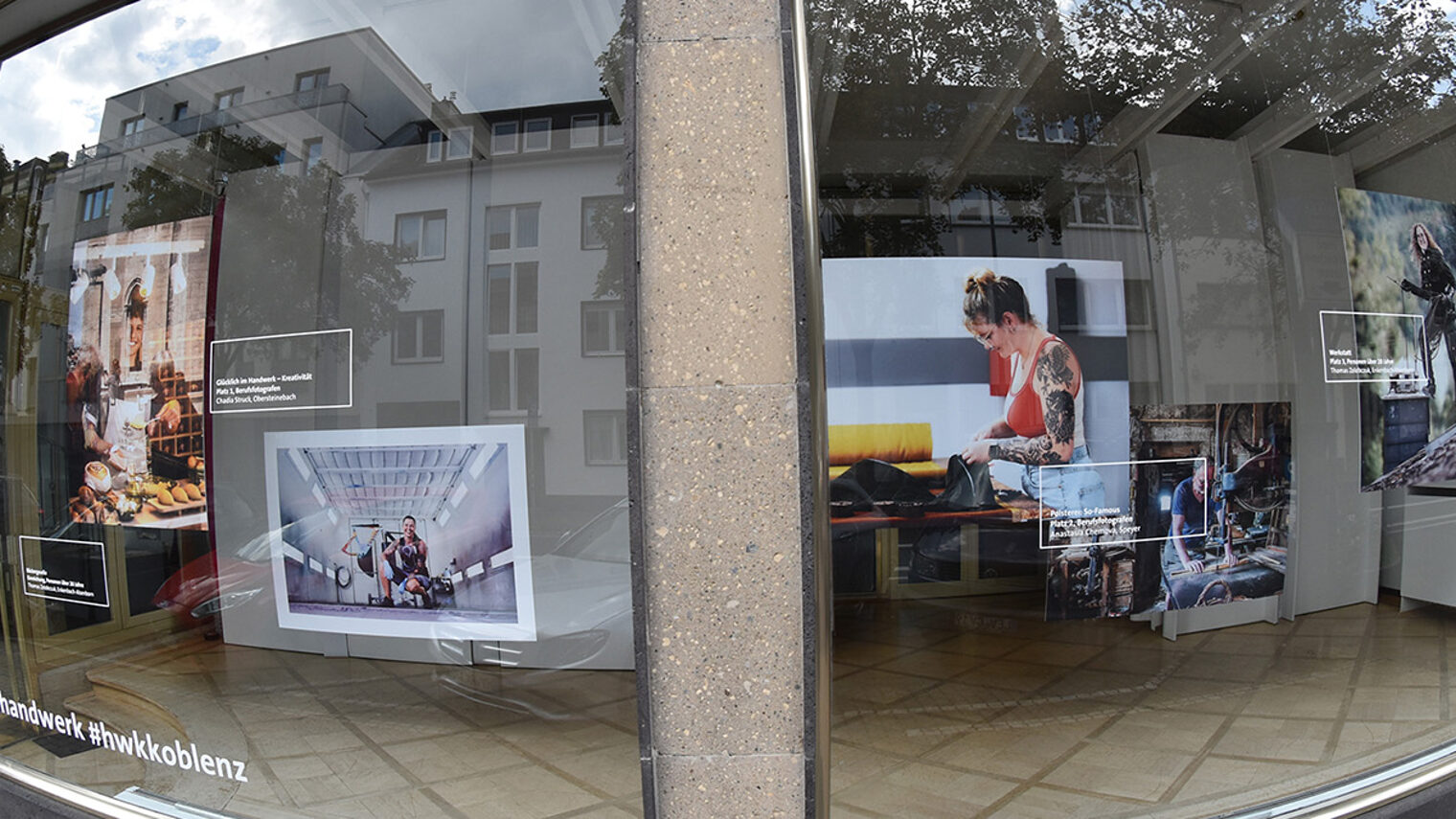 Das Schaufenster der Galerie Handwerk zeigt prämierte Fotos aus dem Handwerk