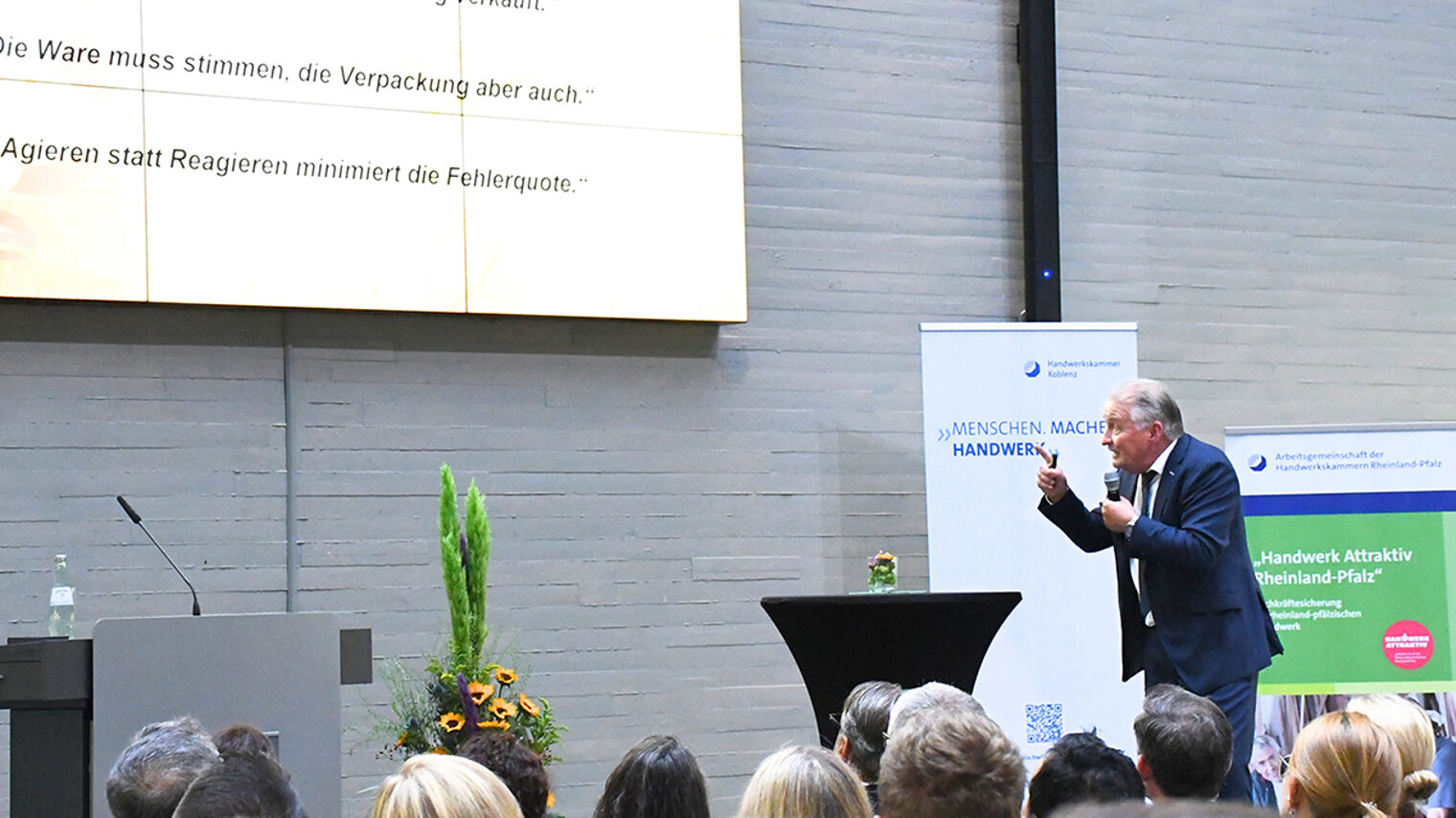 Eine Person hält eine Präsentation