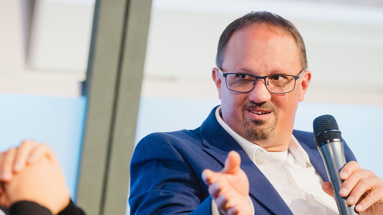 Eine Person mit Mikrofon