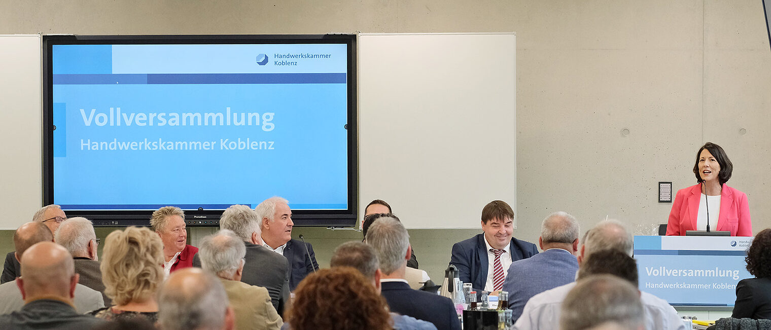 Wirtschaftsministerin Daniela Schmitt hält eine Rede vor der Vollversammlung.