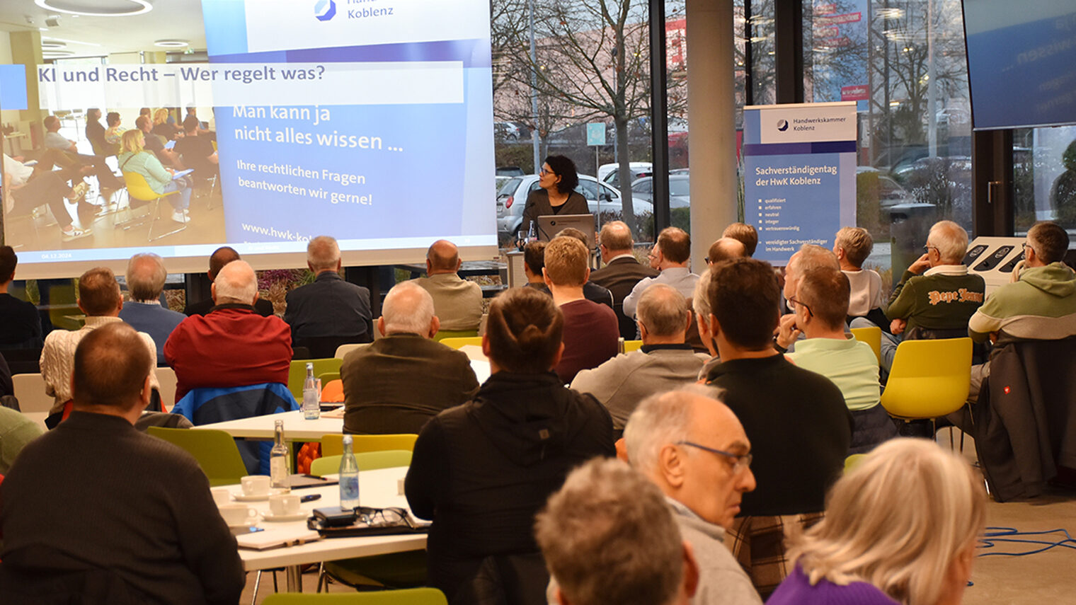 Frau Terhorst hält einen Vortrag vor dem Publikum des Sachverständigentag.