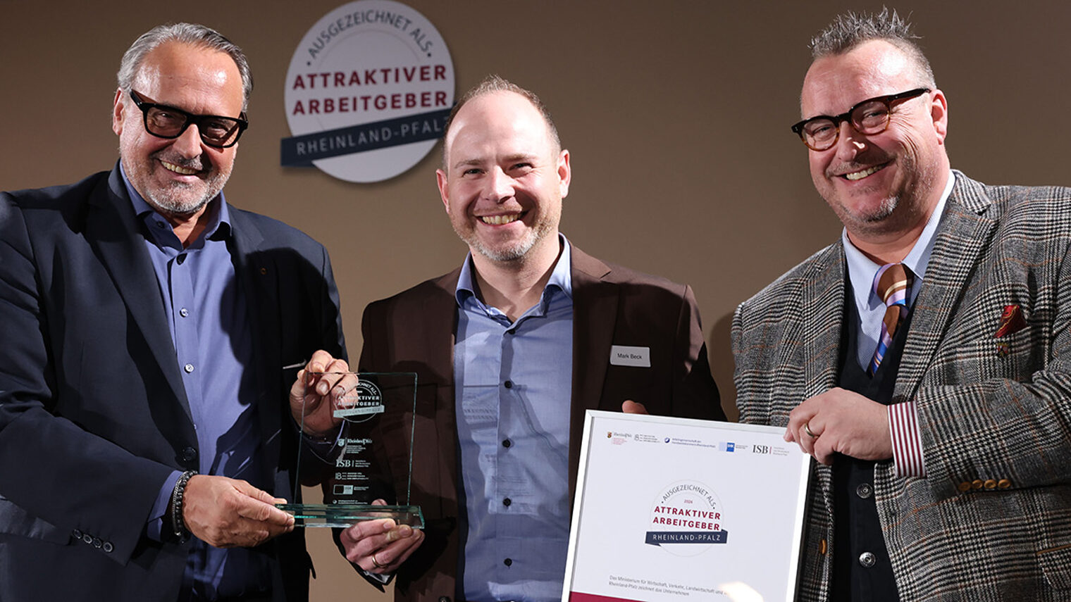 Ralf Hellrich und Andy Becht gratulieren Mark Beck.