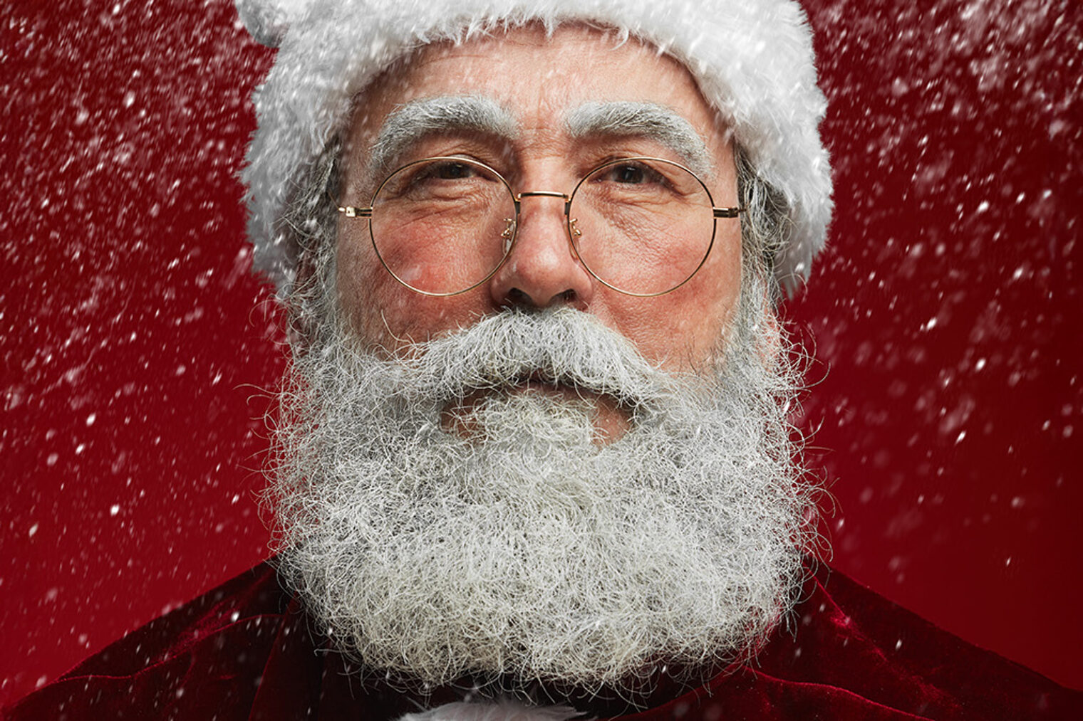 Porträt Weihnachtsmann mit Schneeflocken