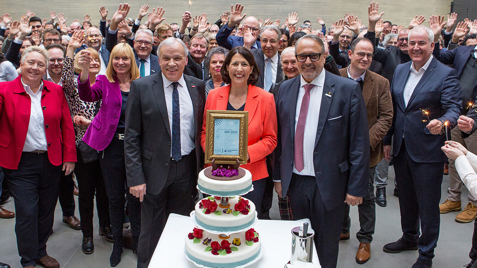 Im Mittelpunkt die Torte zum 125. Jubiläum der Handwerkskammer Koblenz mit den Gästen des Neujahrsempfangs.