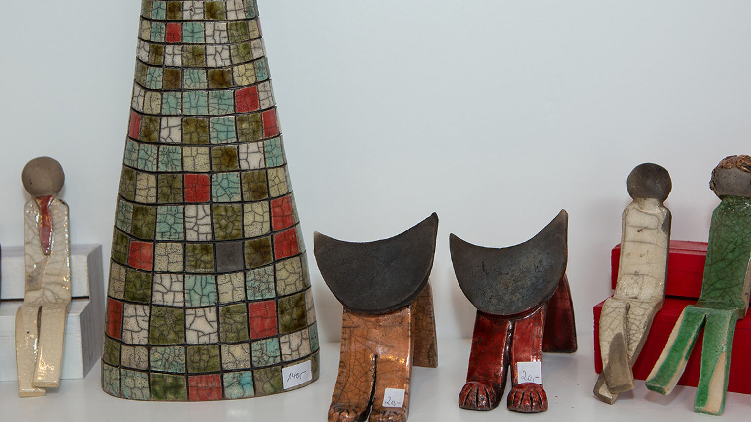 verschiedene Figuren aus Keramik