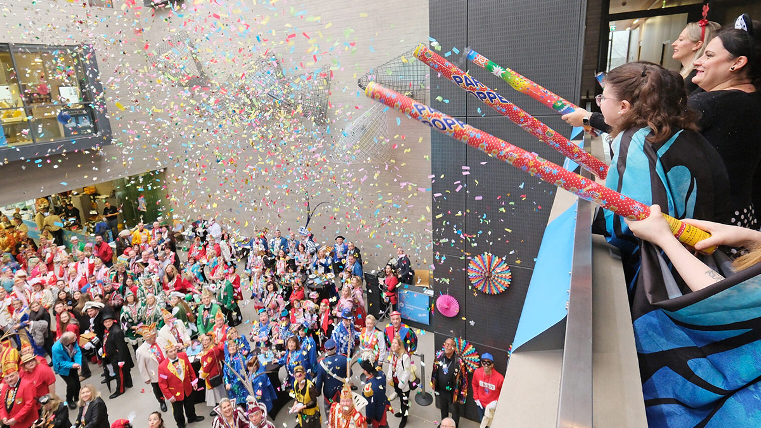 Konfettiregen beim Prinzenempfang der HwK Koblenz 2024