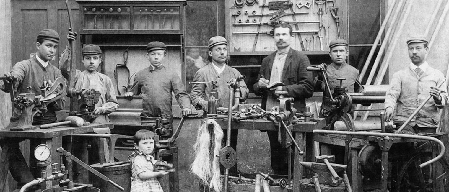 Belegschaft der Nic. Kuns-Klempnerei vor der Werkstatt/ Historische Aufnahme Belegschaft der Nic. Kuns-Klempnerei vor der Werkstatt/ Historische Aufnahme
