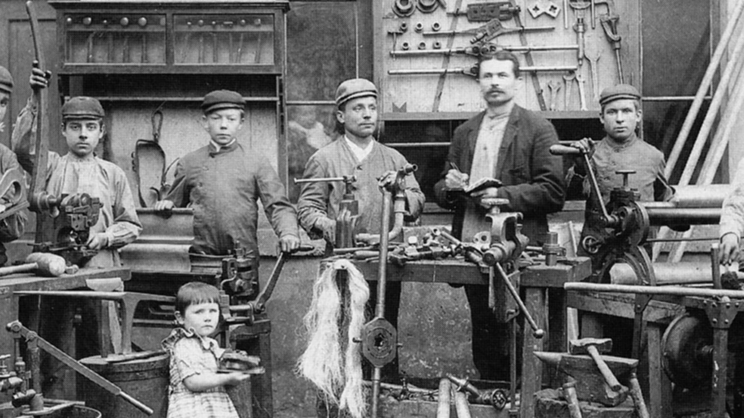 Belegschaft der Nic. Kuns-Klempnerei vor der Werkstatt/ Historische Aufnahme