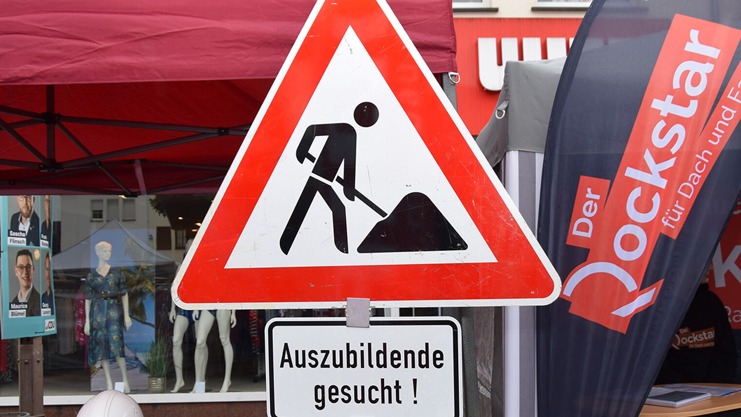 Baustellenschild mit Aufschrift Auszubildende gesucht