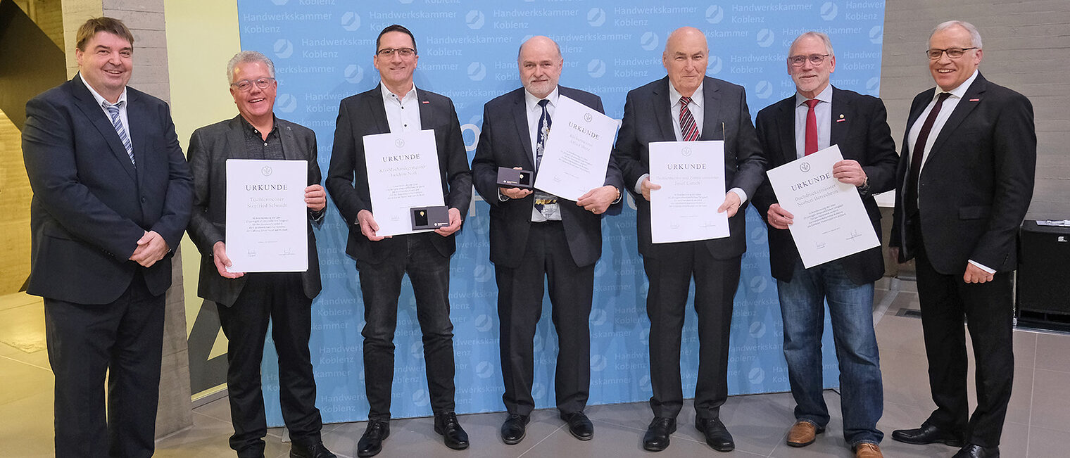 Gruppenbild der Ehrennadelträger 2025